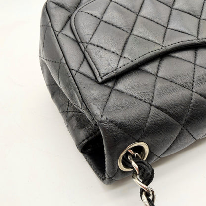Chanel Mini Timeless carre 17 cuir agneau noir - detail coin et usure