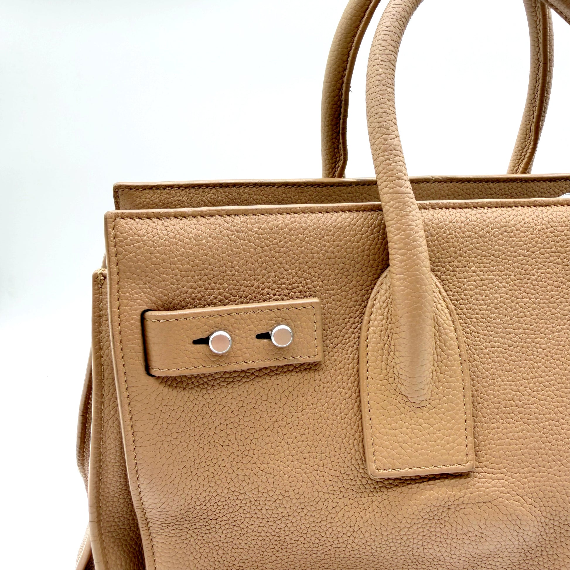 Saint Laurent Sac de Jour cuir grainé beige - attache d'anse et patte à boutons-pression