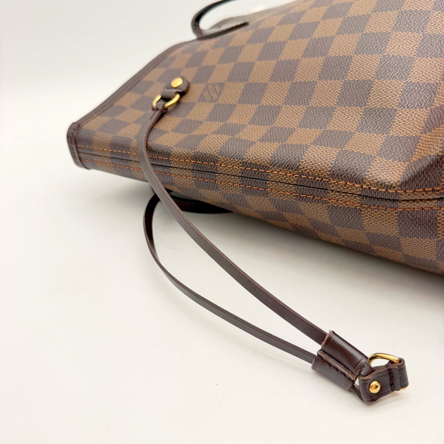 Louis Vuitton Neverfull MM toile Damier Ebene - coin inferieur, anneau en D et cordon lateral