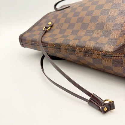 Louis Vuitton Neverfull MM toile Damier Ebene - coin inferieur, anneau en D et cordon lateral