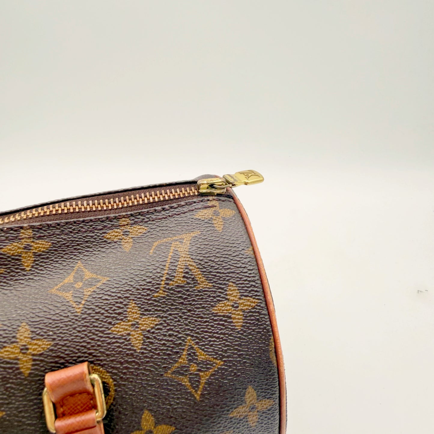 Louis Vuitton Papillon 30, détail du zip et de l'angle de la toile