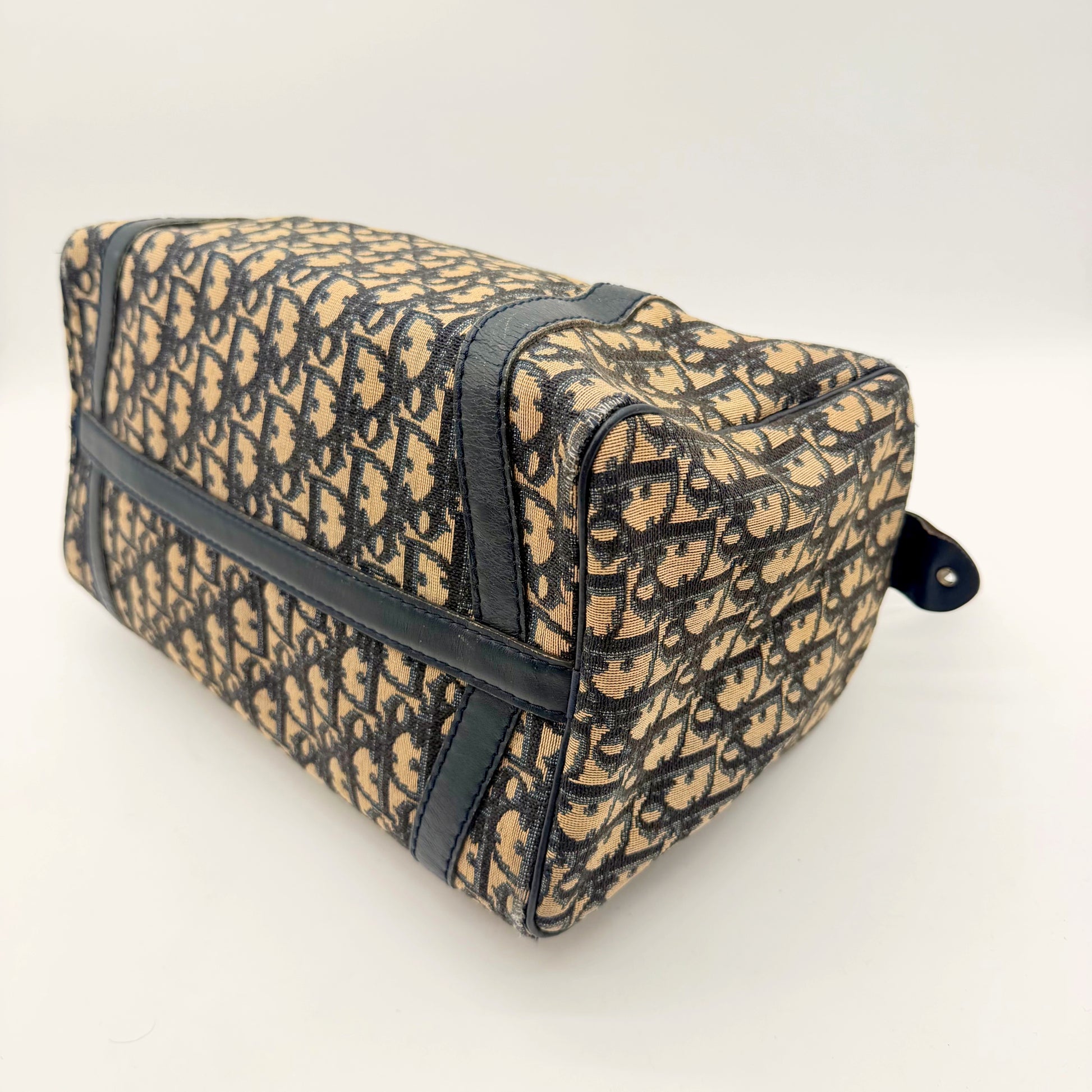 Dior Boston toile monogram - vue trois quarts base et flanc