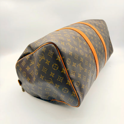 Louis Vuitton Keepall 50 toile Monogram - base et flanc vus de trois quarts