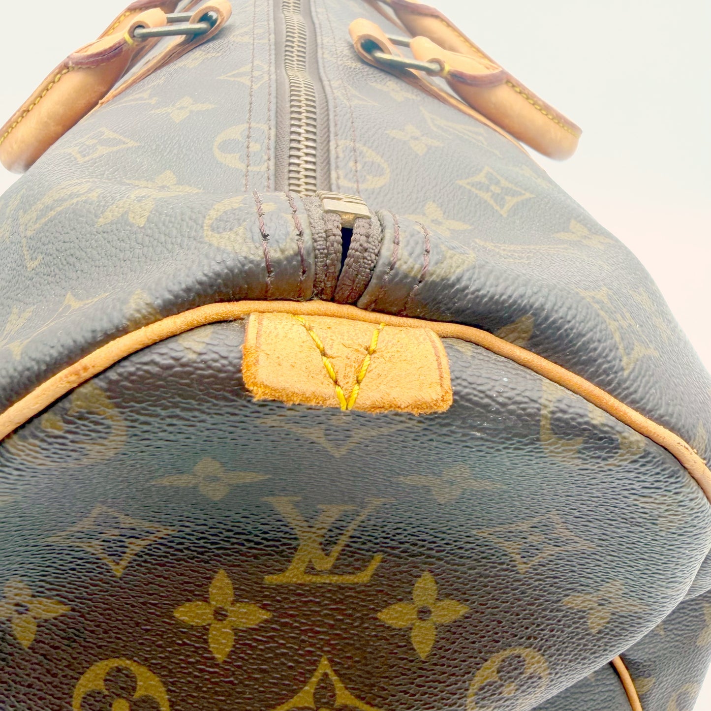 Louis Vuitton Keepall 50 toile Monogram - extrémité de la fermeture éclair et patte de cuir
