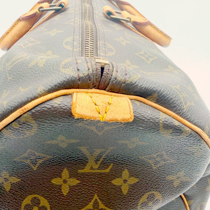 Louis Vuitton Keepall 50 toile Monogram - extrémité de la fermeture éclair et patte de cuir