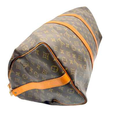 Louis Vuitton Keepall Bandoulière 50 de trois quarts, autre côté, bandes de cuir et coins