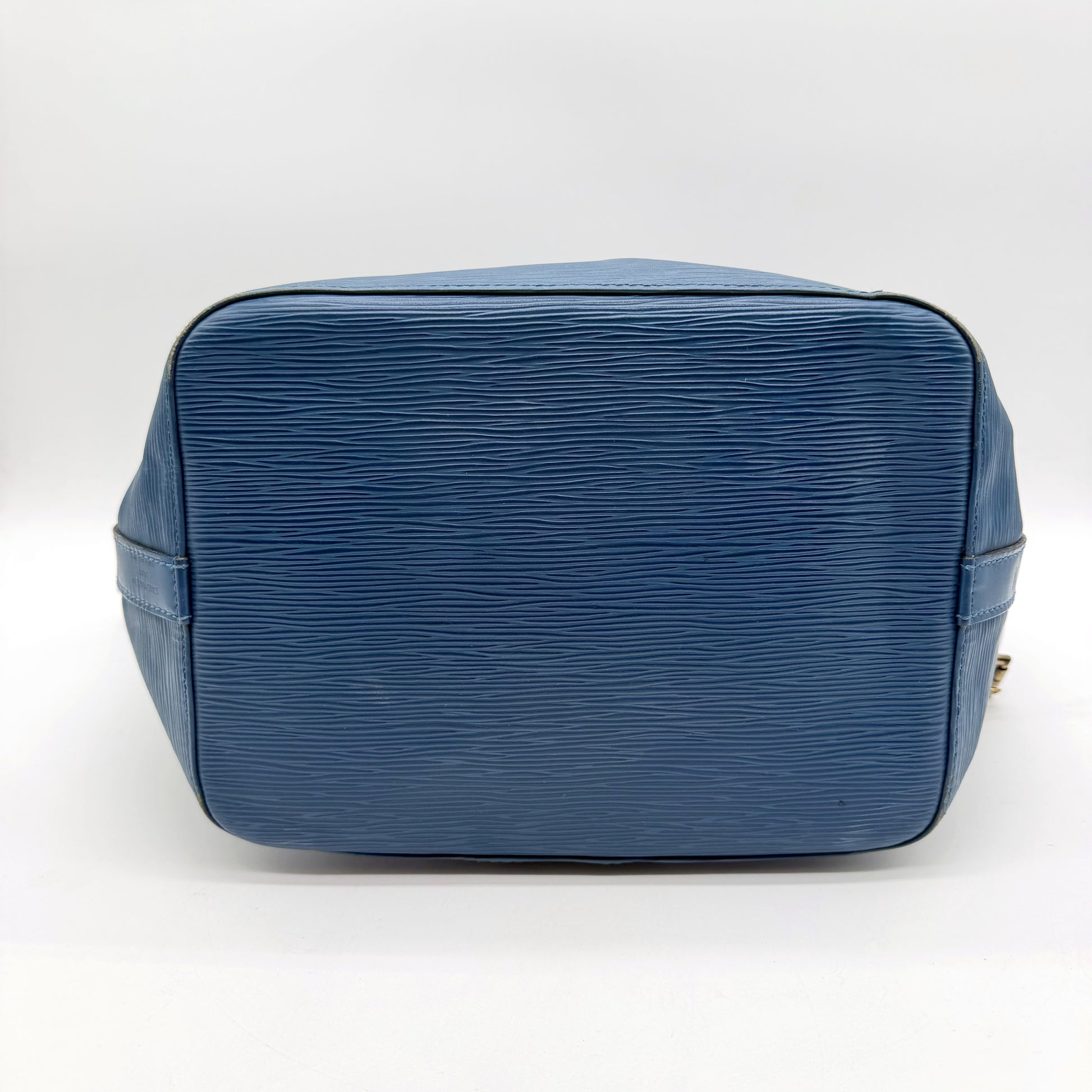 Louis Vuitton Petit Noé cuir Épi bleu - dessous du sac