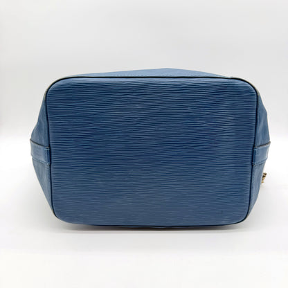 Louis Vuitton Petit Noé cuir Épi bleu - dessous du sac