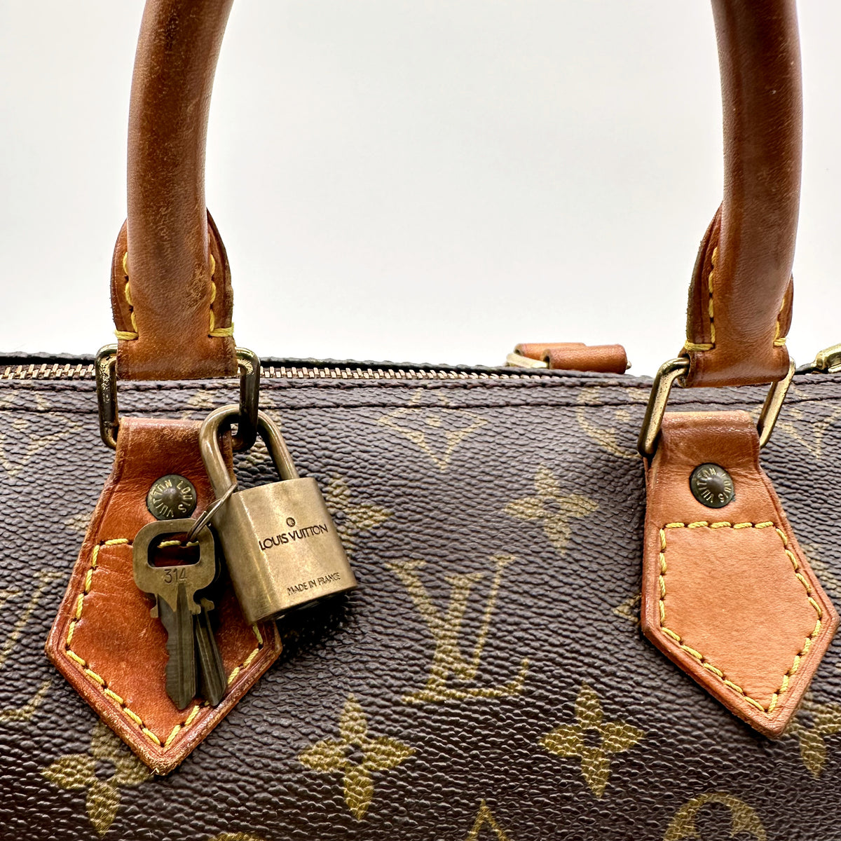 Louis Vuitton Speedy 25 Toile Monogram - détail des anses avec cadenas et clés
