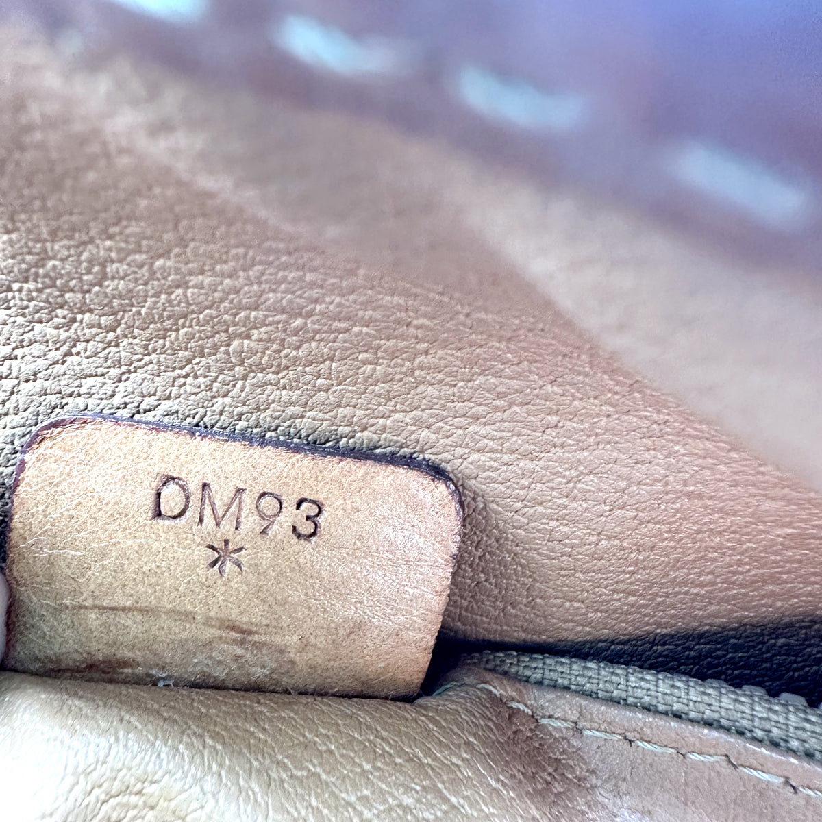 Céline Tote Toile Macadam Brun - détail de la patte de cuir portant le code