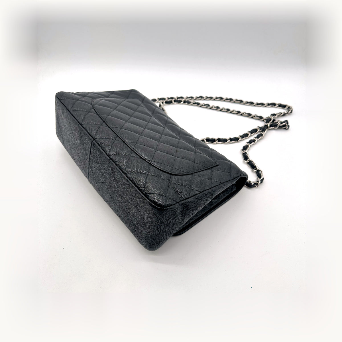 Chanel Timeless 30 cm Cuir Caviar Noir - vue en angle, coin inférieur