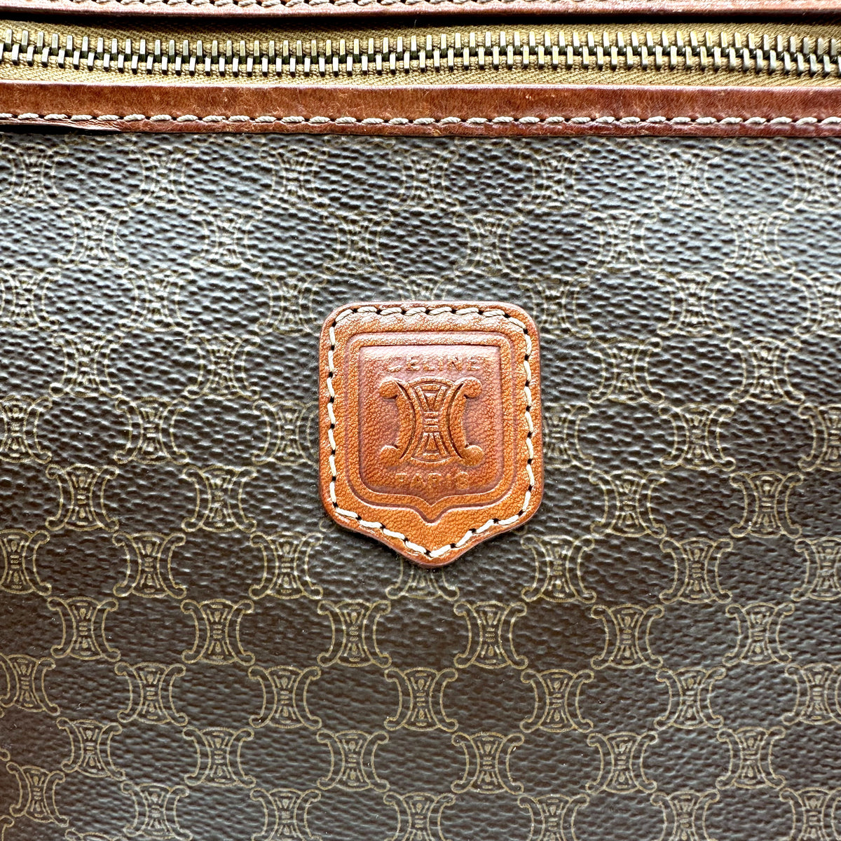Céline Pochette Toile Macadam - détail de l'écusson de cuir
