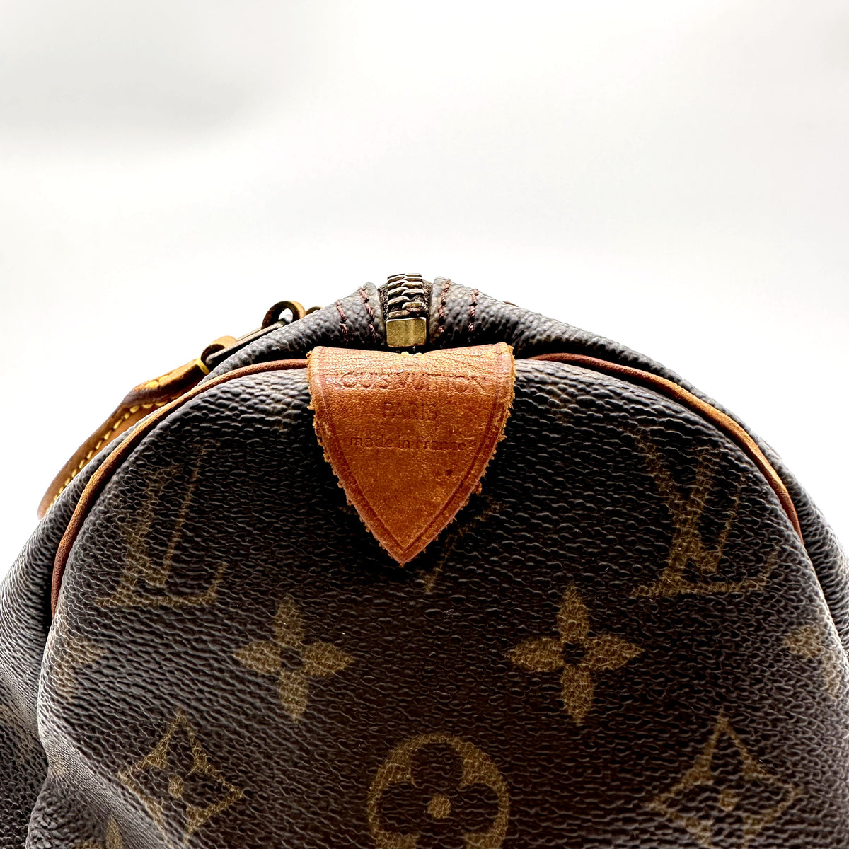 Louis Vuitton Speedy 30 Toile Monogram - détail de la patte de cuir d'extrémité