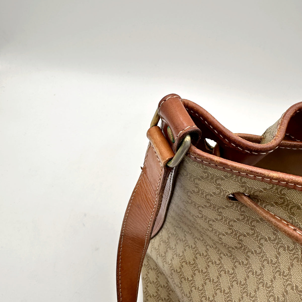 Céline Seau Toile Macadam Beige - détail de l'attache et de la bandoulière en cuir