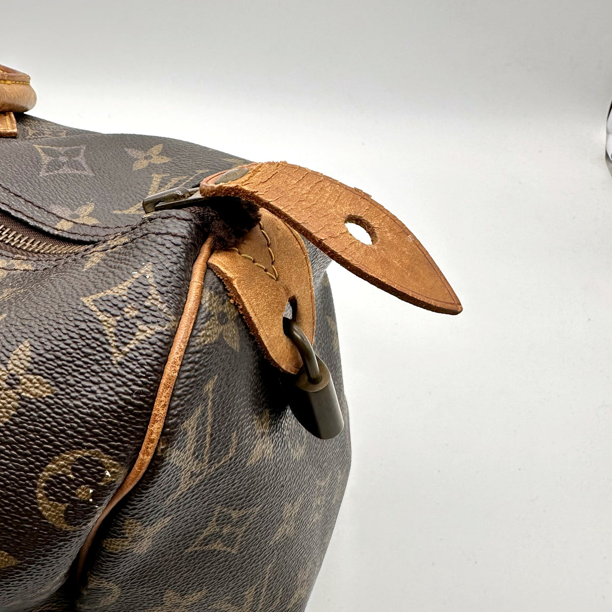 Louis Vuitton Speedy 40 Toile Monogram - détail de la patte de cuir latérale et du zip