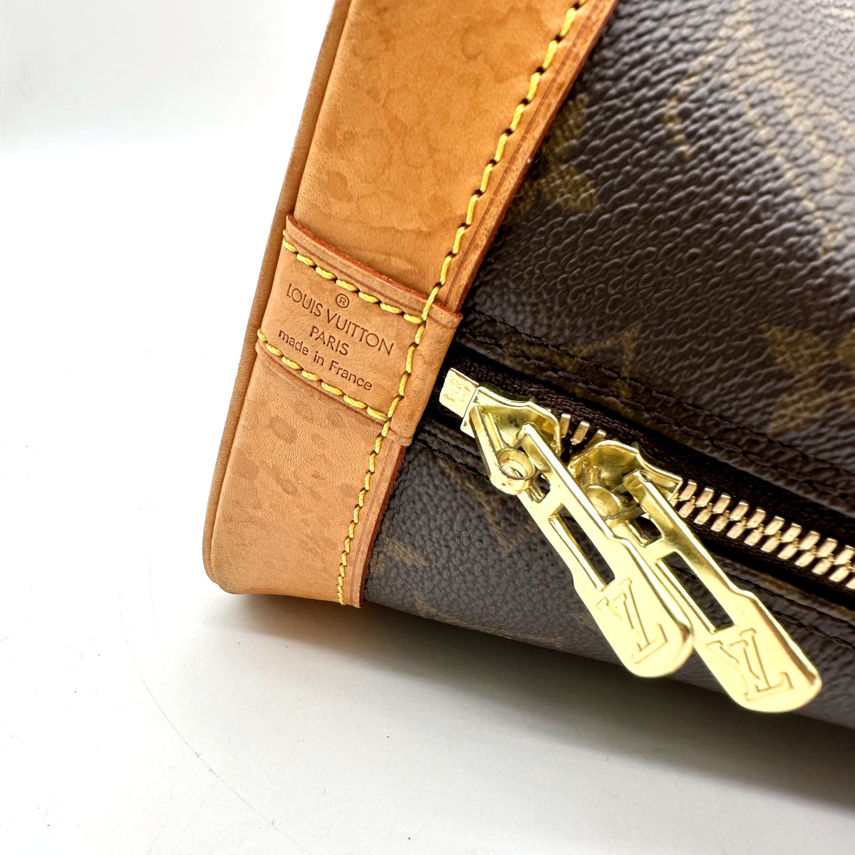 Louis Vuitton Alma Toile Monogram - détail de la patte de cuir et du zip
