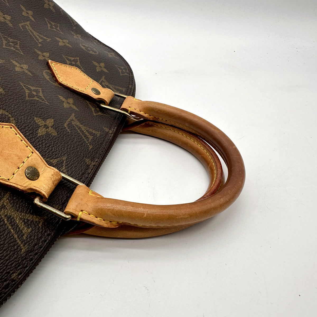 Louis Vuitton Alma Toile Monogram - détail des anses et de leurs attaches