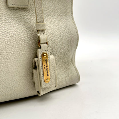 Saint Laurent Sac de Jour Baby Cuir Grainé Blanc Cassé - détail du porte-adresse et de sa plaque