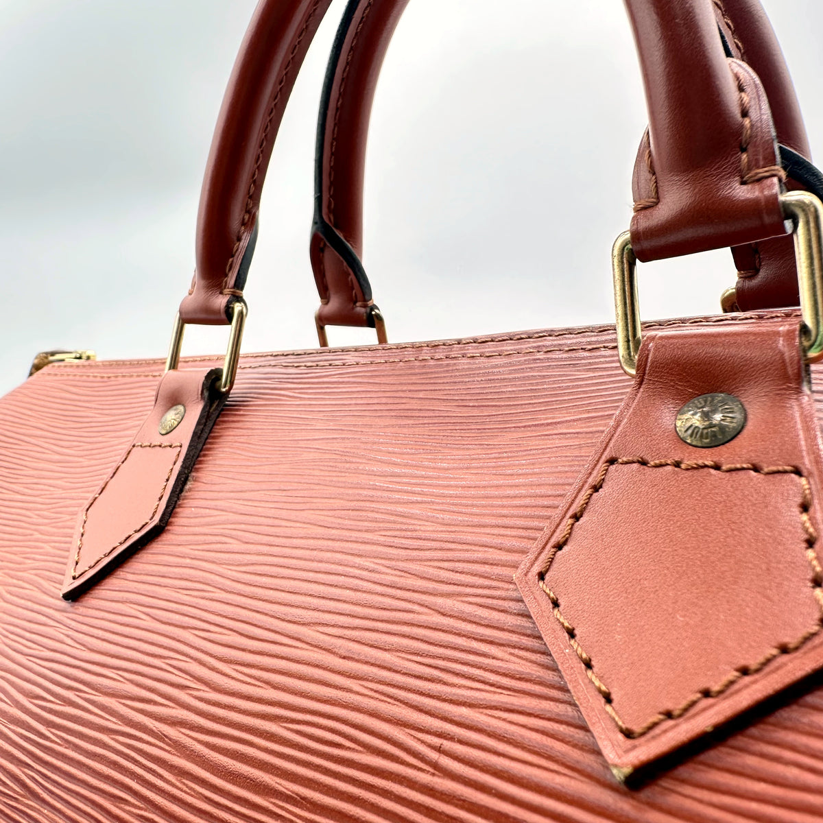 Louis Vuitton Speedy 35 Cuir Épi Terracotta - détail des anses et des pattes de cuir