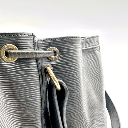 Louis Vuitton Noé Cuir Épi Noir - détail des œillets et du cordon coulissant