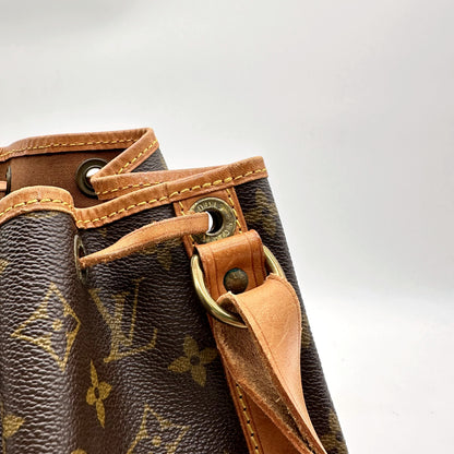 Louis Vuitton Petit Noé Toile Monogram - détail des œillets et de l'anneau d'attache