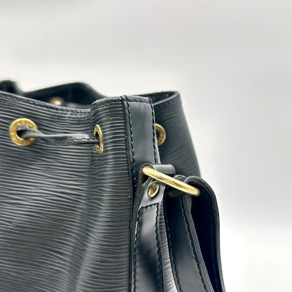 Louis Vuitton Petit Noé Cuir Épi Noir - détail des œillets et de l'anneau d'attache
