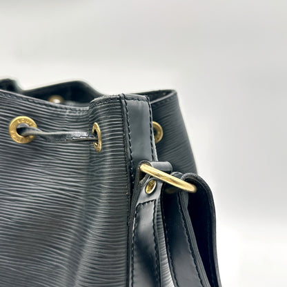 Louis Vuitton Petit Noé Cuir Épi Noir - détail des œillets et de l'anneau d'attache