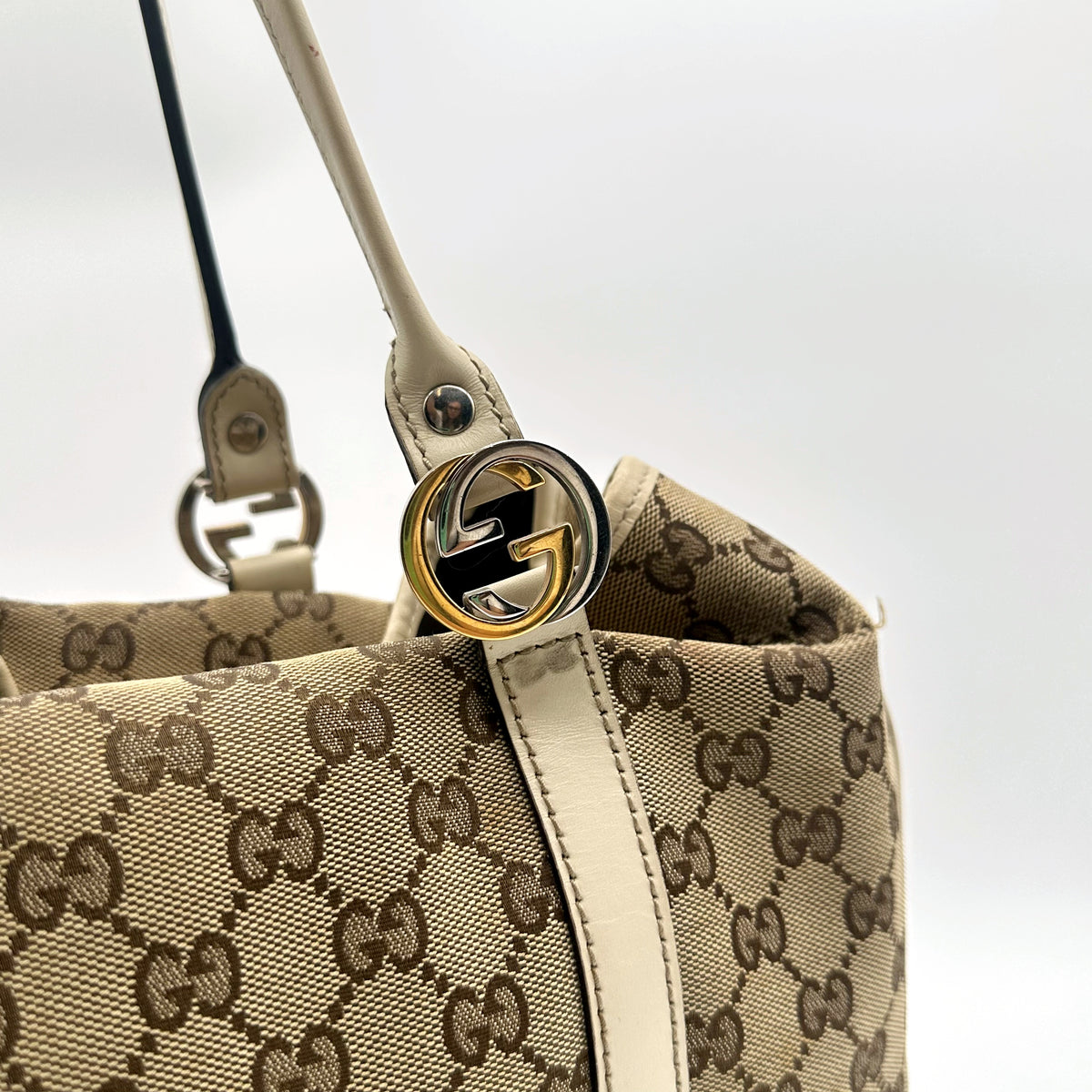 Gucci Cabas Toile GG Beige - détail de l'anneau et de l'attache d'anse