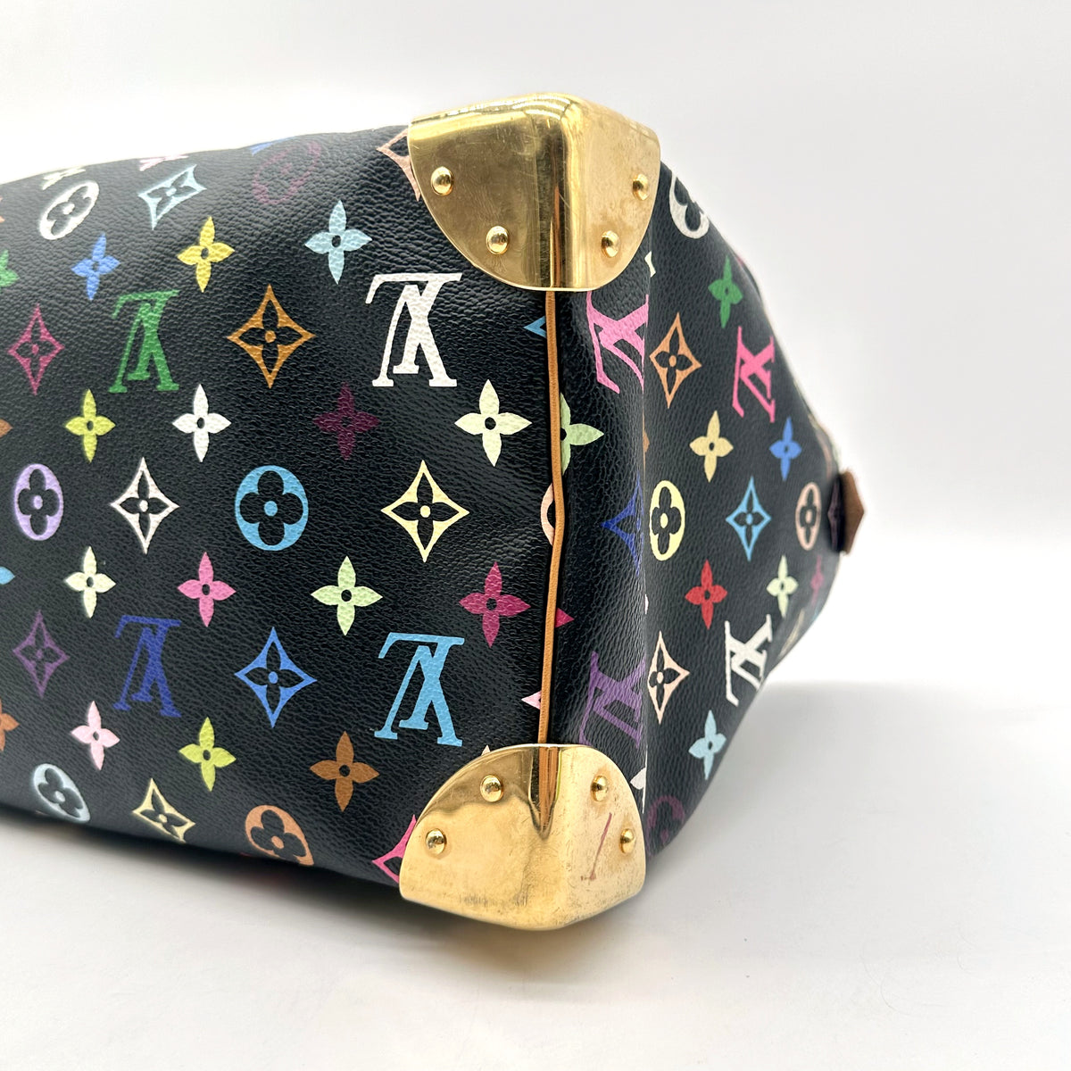 Louis Vuitton Speedy 30 Toile Monogram Multicolore Noir - détail du bas du sac et de ses coins