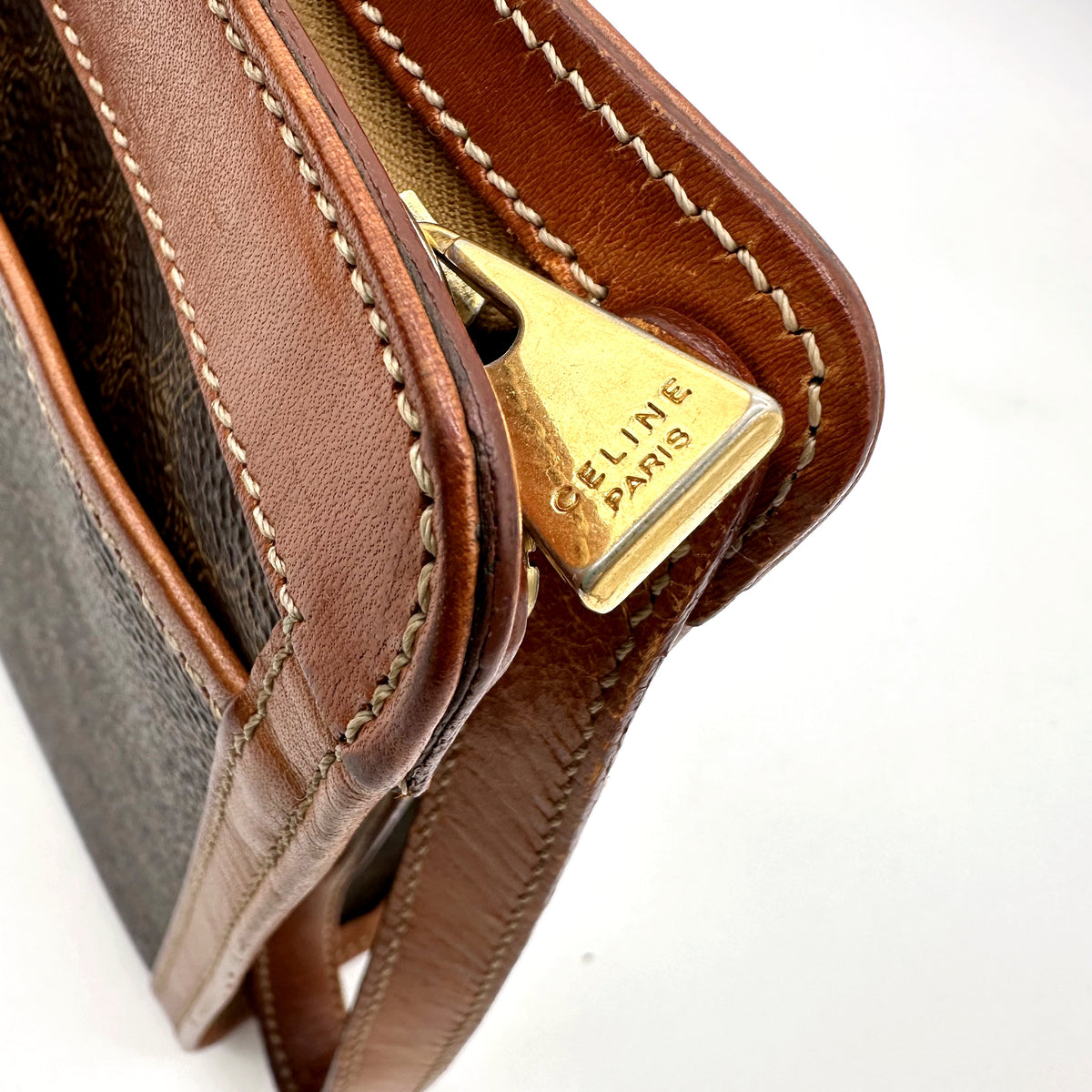 Céline Pochette Toile Macadam - détail de la tirette et du bord de la poche