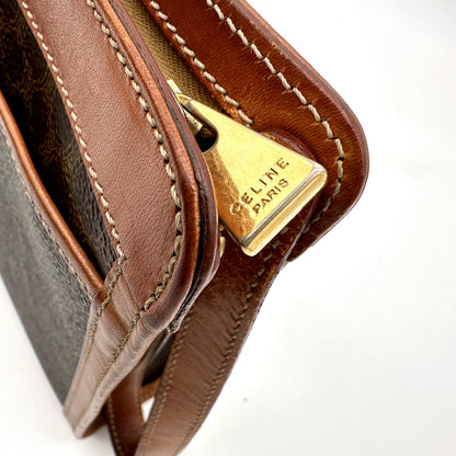 Céline Pochette Toile Macadam - détail de la tirette et du bord de la poche