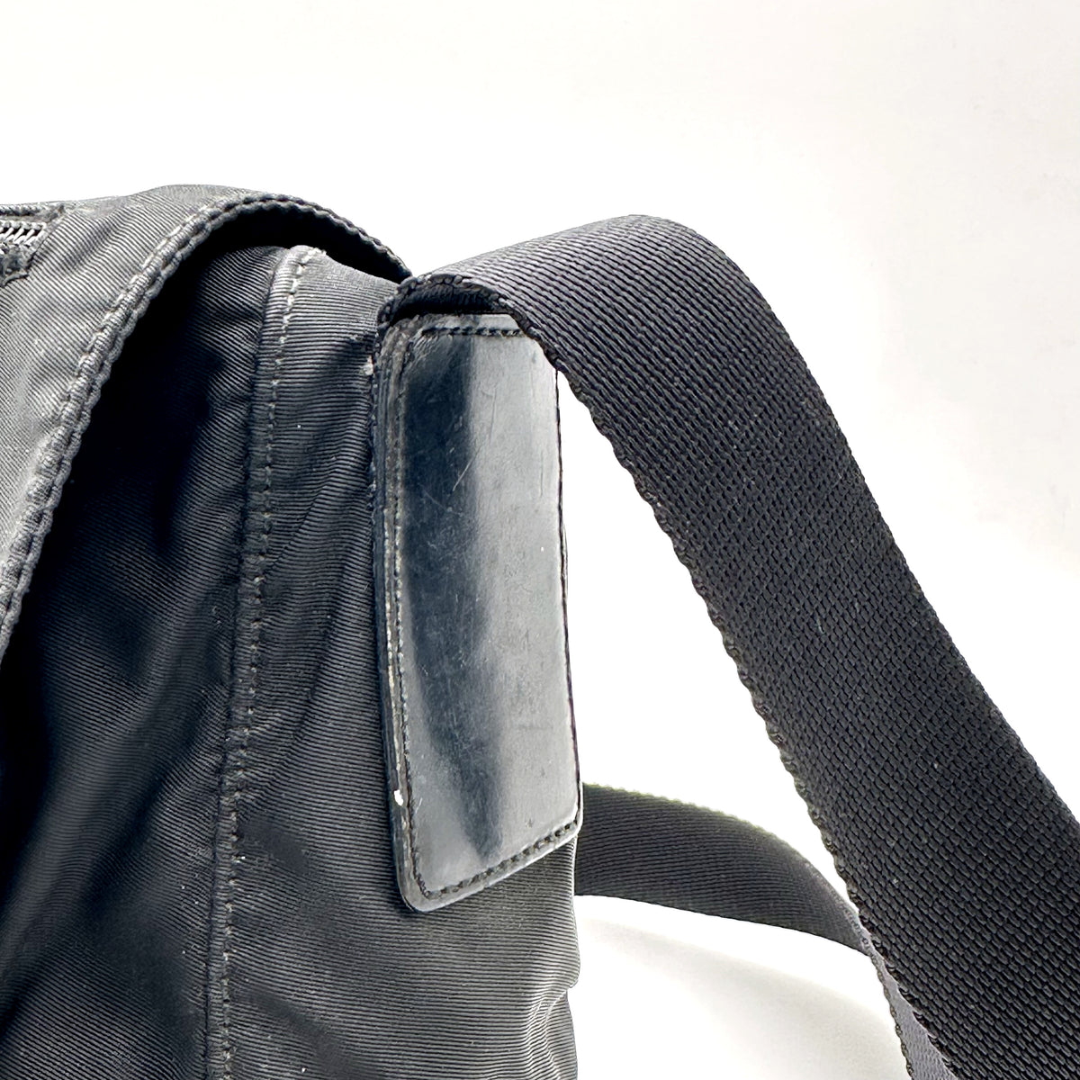 Prada Sac bandoulière Nylon Noir - détail de la patte de cuir et de la sangle