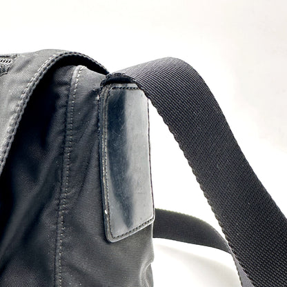 Prada Sac bandoulière Nylon Noir - détail de la patte de cuir et de la sangle
