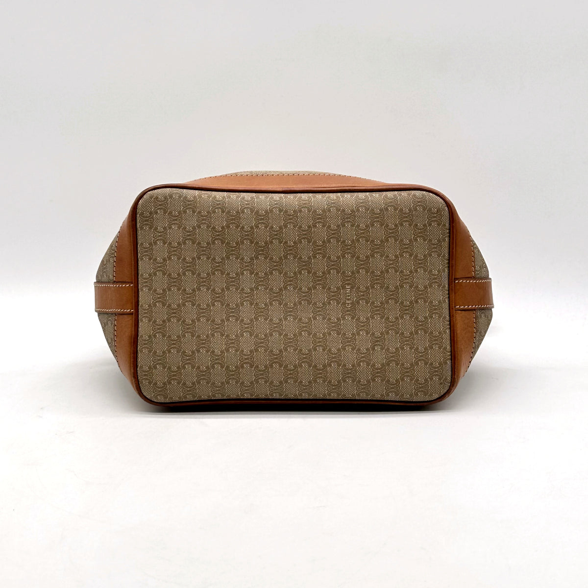 Céline Seau Toile Macadam Beige - vue du dessous, base bordée de cuir