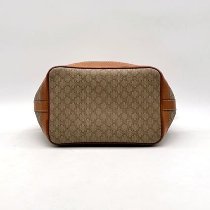 Céline Seau Toile Macadam Beige - vue du dessous, base bordée de cuir