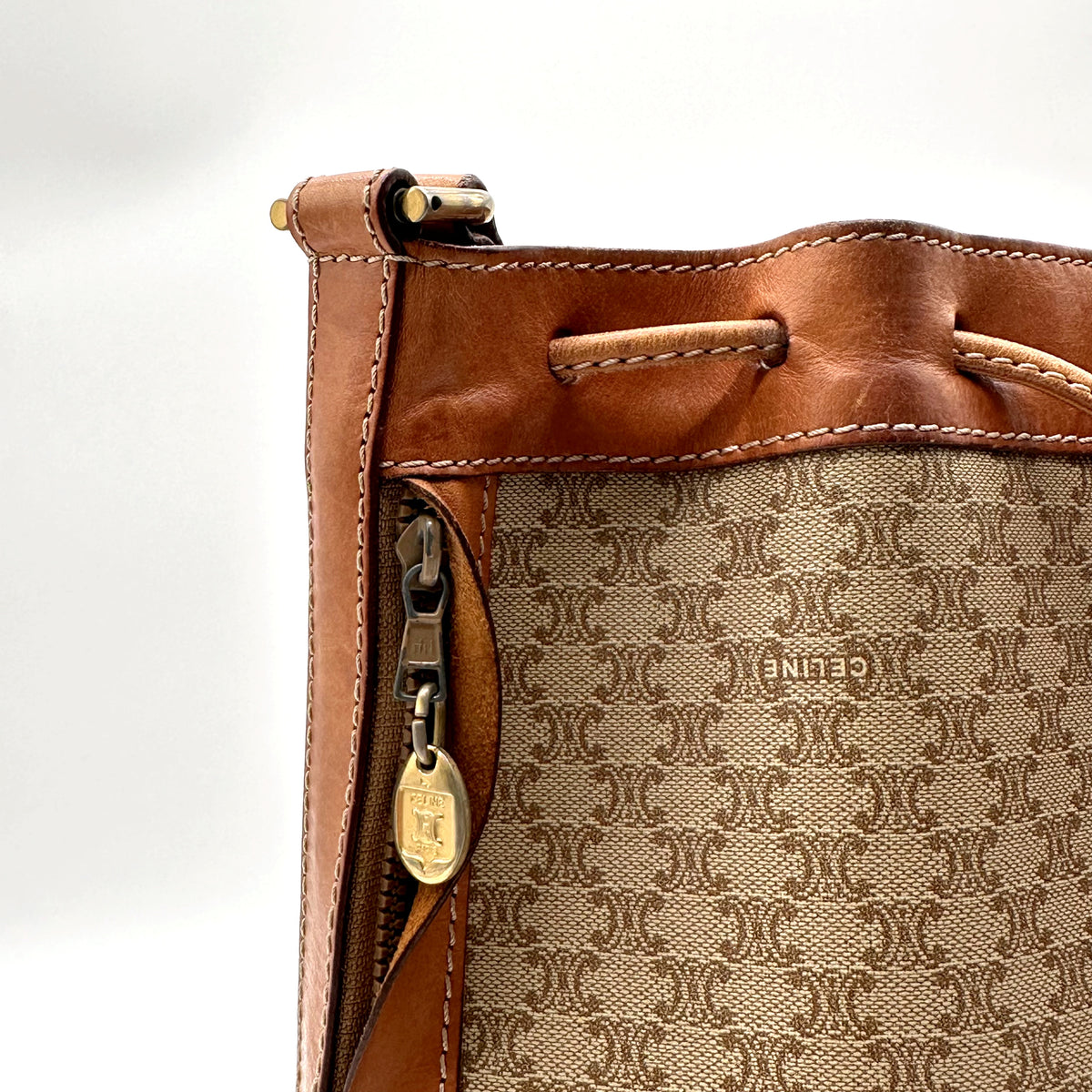 Céline Seau Toile Macadam Beige - détail de la poche zippée extérieure