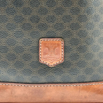 Céline Seau Toile Macadam Brun - détail de l'écusson de cuir et de la jonction toile-cuir