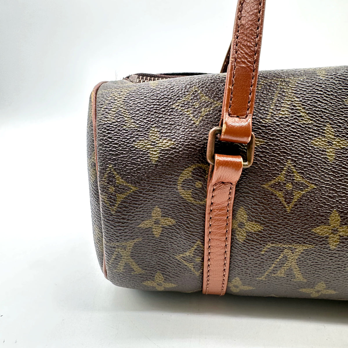 Louis Vuitton Papillon 26 Toile Monogram - détail de l'anse et de son attache