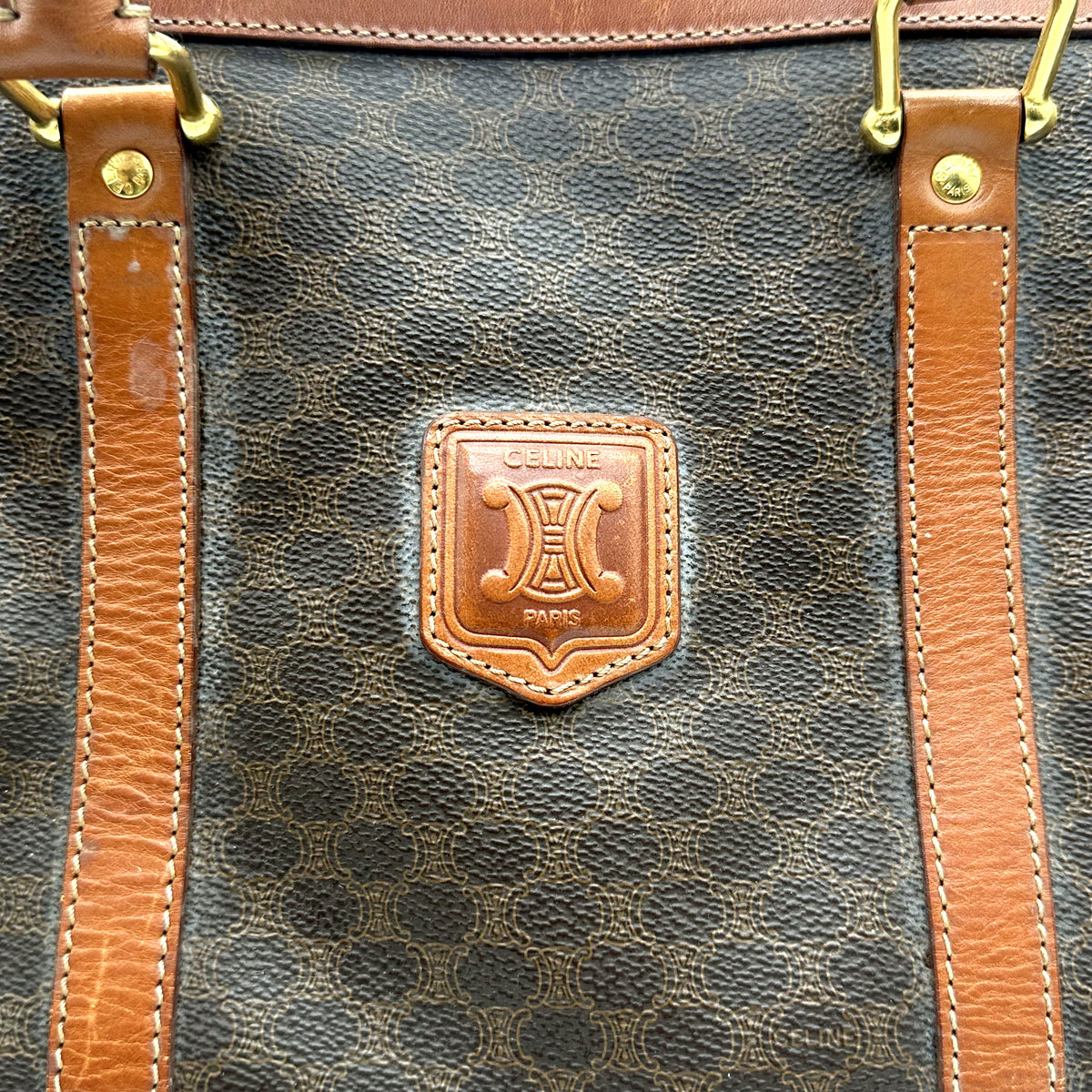 Céline Boston Toile Macadam Brun - détail de l'écusson de cuir et des bandes