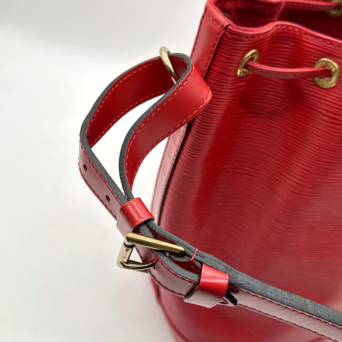 Louis Vuitton Noé Cuir Épi Rouge - détail de la bandoulière et de son réglage