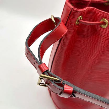 Louis Vuitton Noé Cuir Épi Rouge - détail de la bandoulière et de son réglage