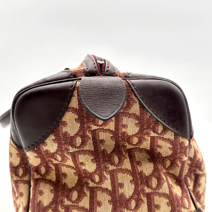 Dior Boston Toile Trotter Rouge - détail du haut du sac et des coins de cuir