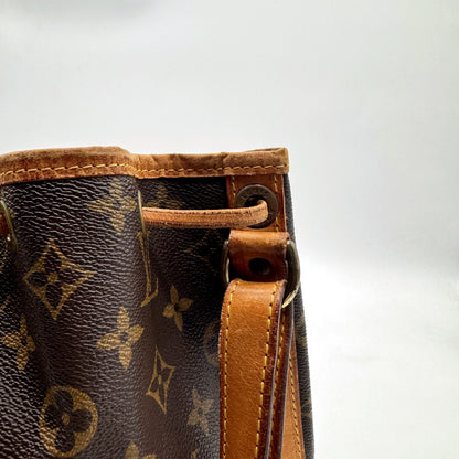 Louis Vuitton Petit Noé Lona Monogram - detalhe do cordão e dos ilhós