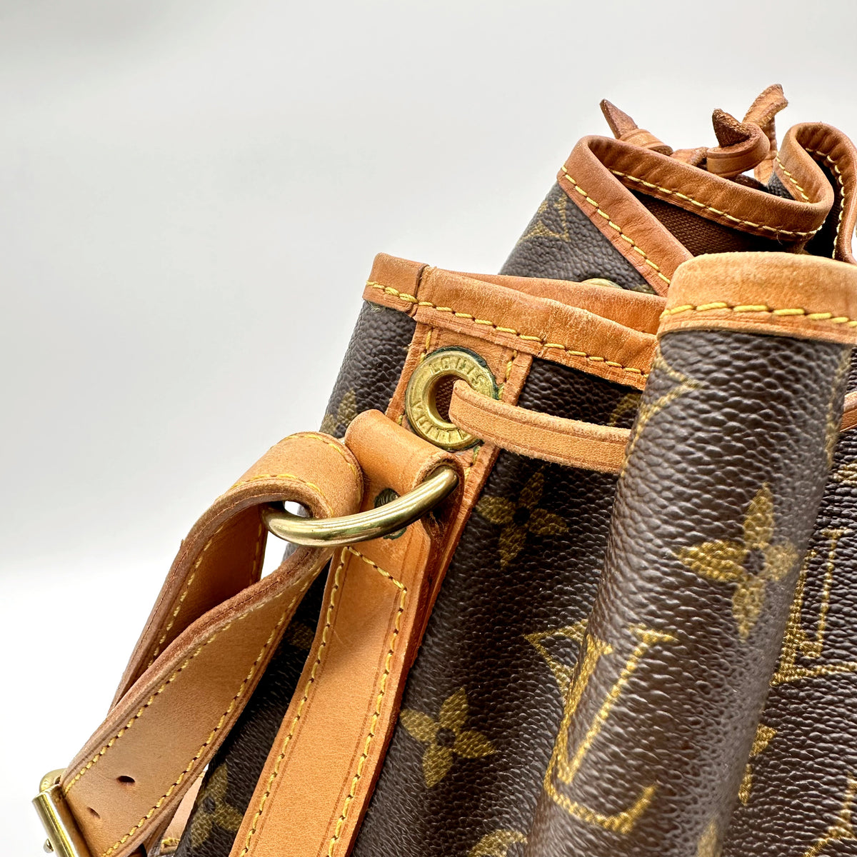 Louis Vuitton Noé Toile Monogram - détail de l'attache de bandoulière et de son anneau