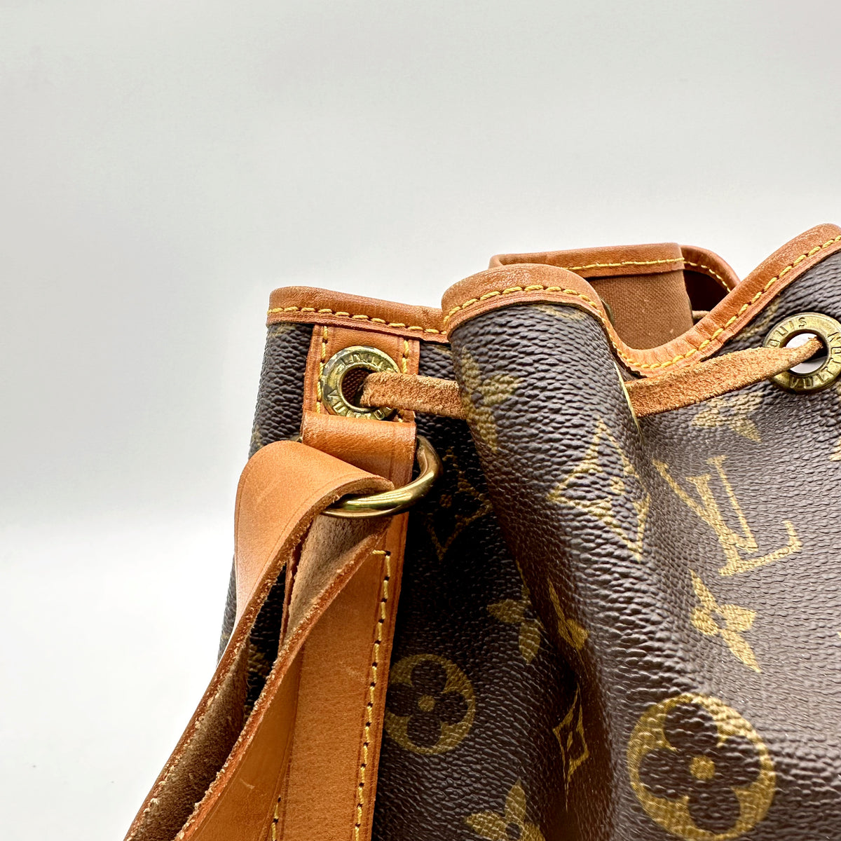 Louis Vuitton Petit Noé Toile Monogram - détail des œillets et de l'anneau d'attache