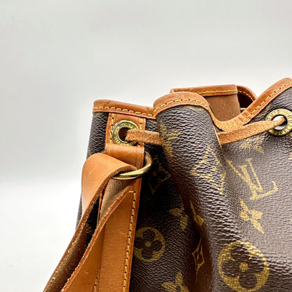 Louis Vuitton Petit Noé Toile Monogram - détail des œillets et de l'anneau d'attache