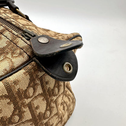 Dior Boston Toile Trotter Beige - détail de la patte de cuir et de l'œillet