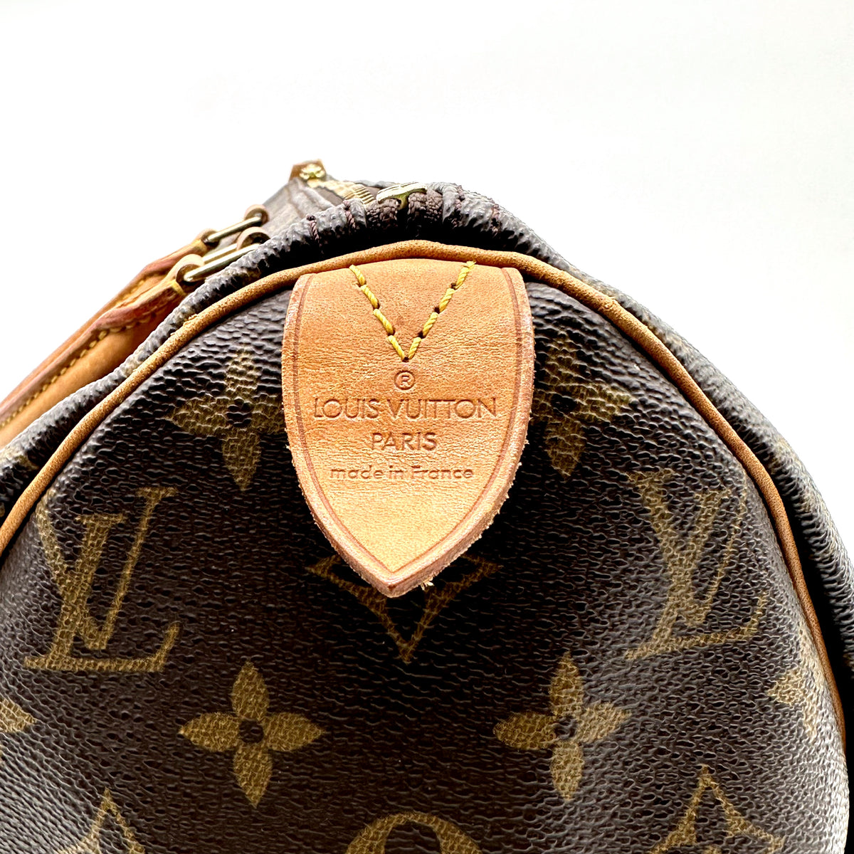 Louis Vuitton Speedy 40 Toile Monogram - détail de la patte de cuir d'extrémité