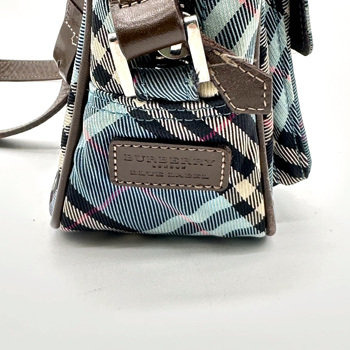 Burberry Sac bandoulière Toile Check Bleue - détail du haut du sac et de son étiquette