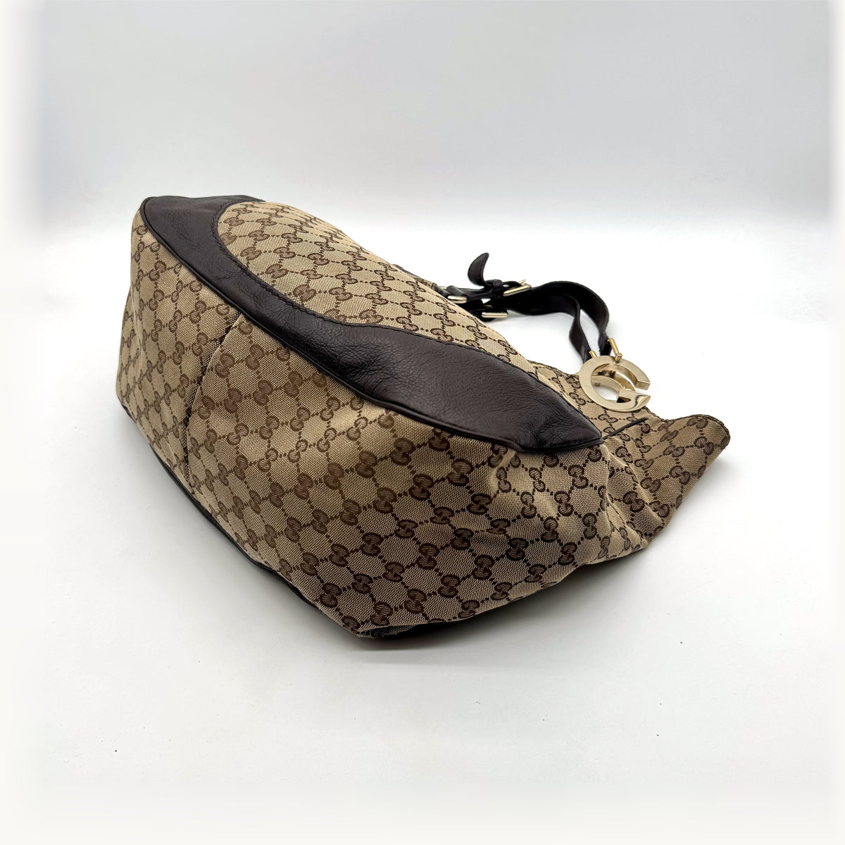 Gucci Hobo Toile GG et cuir marron - coin opposé en vue inclinée
